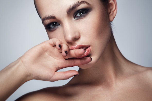 Belle femme avec un maquillage élégant