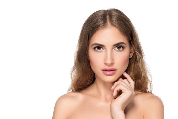 Belle femme avec maquillage naturel cosmétique quotidien décontracté touchant son visage. Isolé sur blanc.