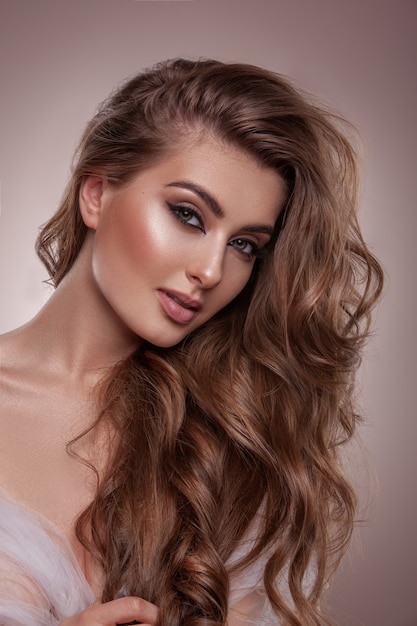 Belle femme avec maquillage professionnel