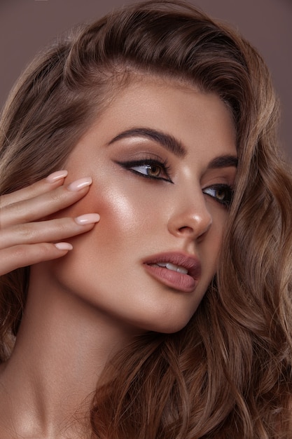 Belle femme avec maquillage professionnel