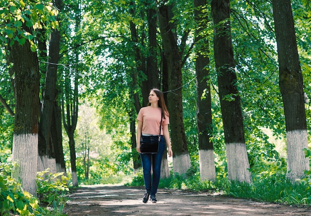 belle femme marchant dans une forêt par une belle journée d'été