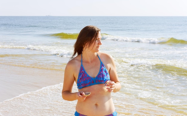 Belle Femme Marchant Sur Le Rivage De L'océan Belle Fille Marchant Sur La Plage D'été