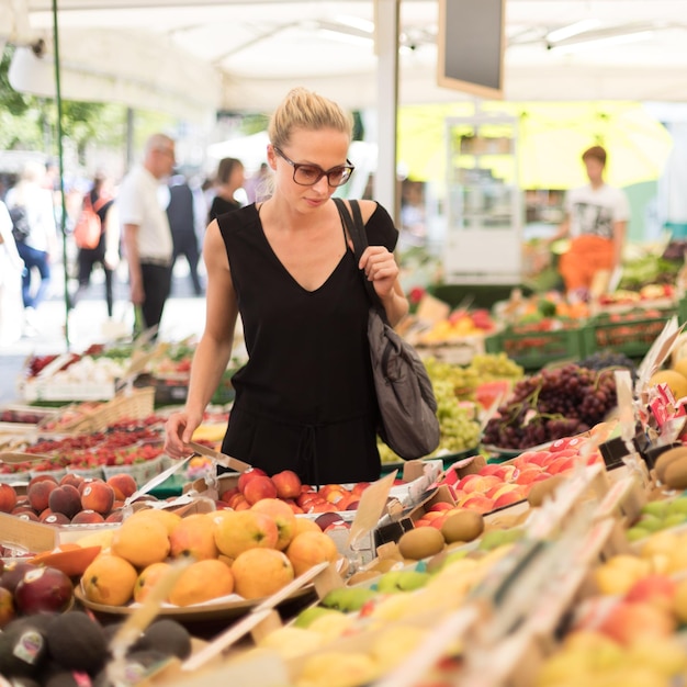 Photo une belle femme sur le marché.