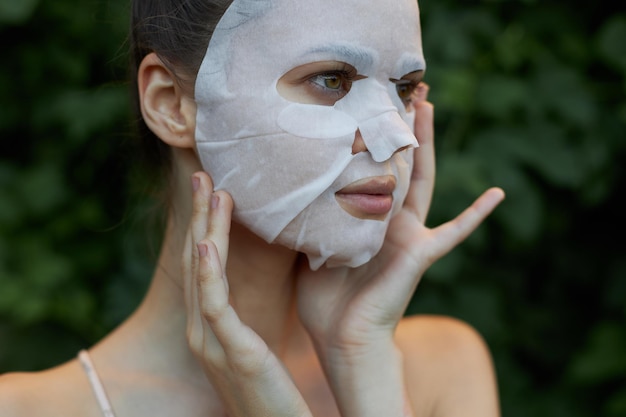 Belle femme Masque anti-rides Touchez votre cou avec vos mains soins de la peau