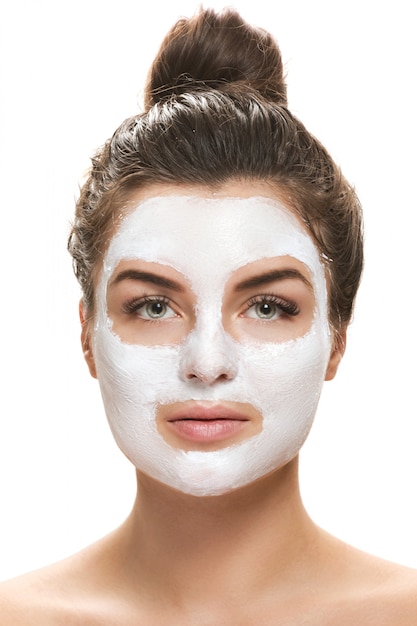 Belle femme avec masque facial