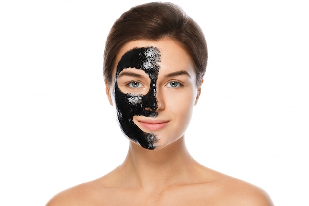 Photo belle femme avec un masque purifiant noir sur son visage