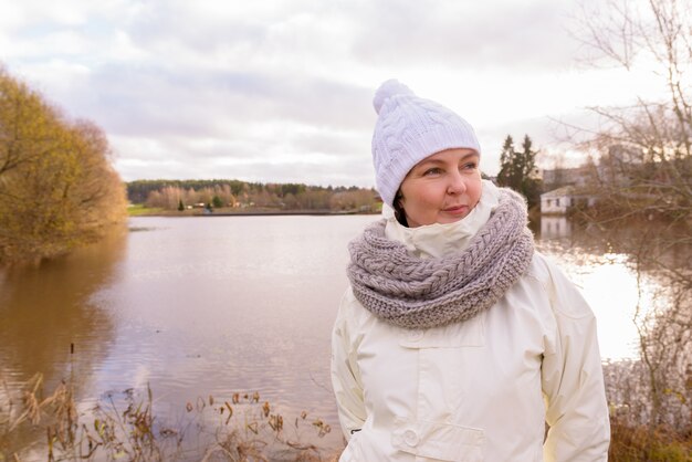 Belle femme mature s'éloigner de tout avec la nature