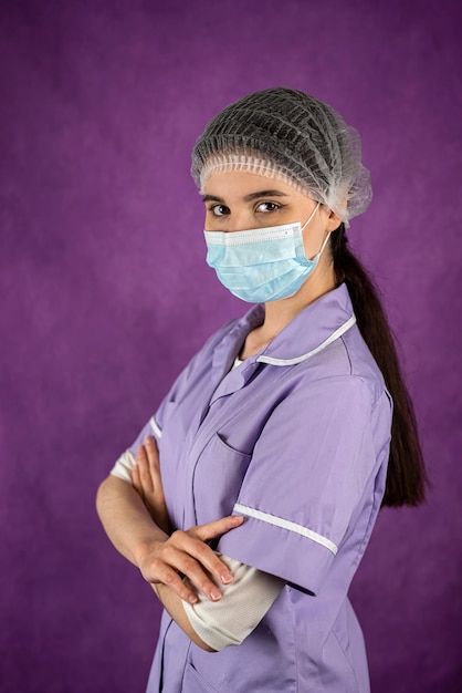 Belle femme médecin ou infirmière isolée sur fond uni médecins de médecine portrait d'une femme