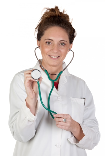 Belle femme médecin isolée sur fond blanc