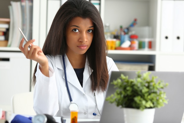 Belle femme médecin souriante noire à