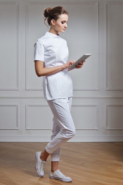 Belle femme médecin en vêtements blancs