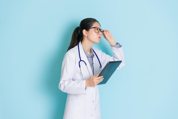 belle femme médicale à l'air très malheureuse et faisant un visage froncé.