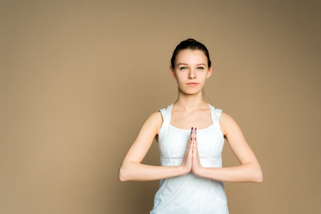 Belle femme méditant en position de lotus yoga. Elle a l'air paisible, calme et zen. Réflexion et prière