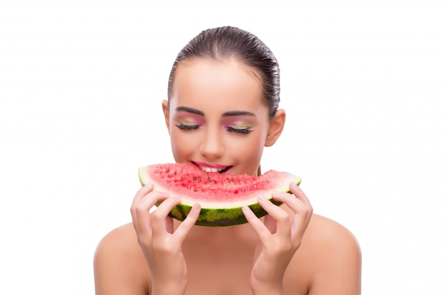 Belle femme avec melon d&#39;eau isolé sur blanc