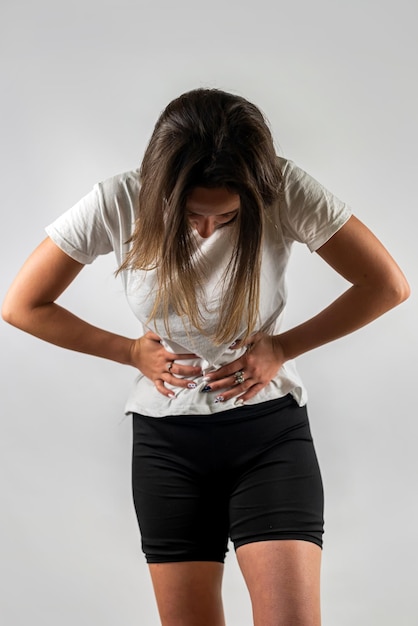 La belle femme avec la menstruation sent la douleur intense dans son estomac