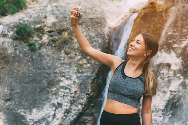 Belle femme mince, faire du sport le matin dans une rivière