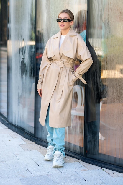 Belle femme mince avec une silhouette parfaite mannequin femme de mode en portant la mode à la mode