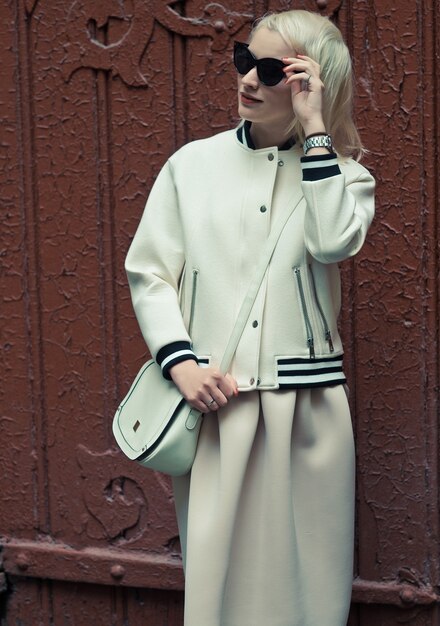 Belle femme à la mode dans la rue de la ville. Heure d'été.