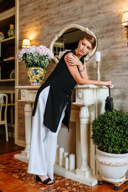 Belle femme à la mode dans une salle moderne