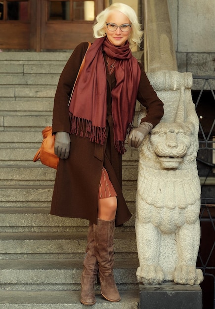 Belle femme à la mode debout dans la rue de la ville Jour d'automne