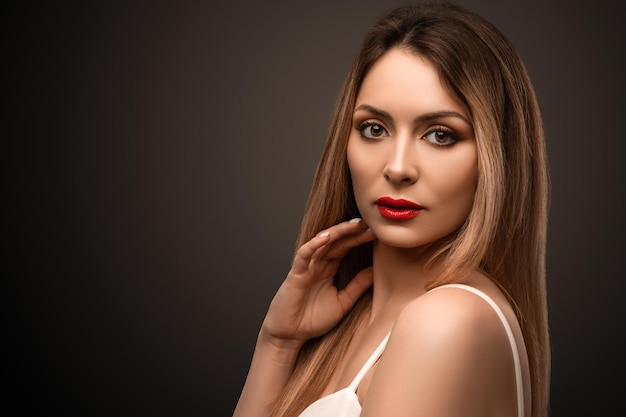 Belle femme avec un modèle élégant de beauté naturelle concept spa peau claire