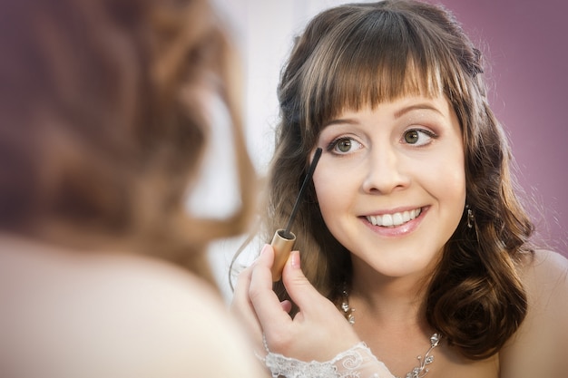 Belle femme modèle posant près du miroir