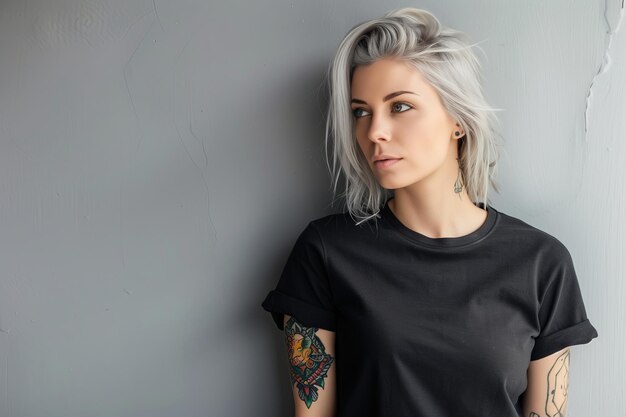 Une belle femme moderne rebelle avec des cheveux courts gris et des tatouages.