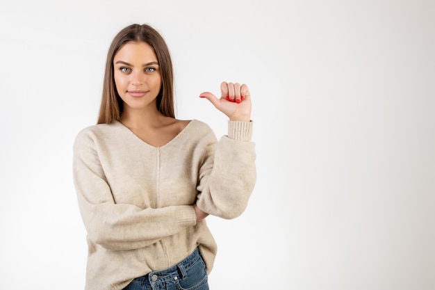 Belle femme montrant un doigt et comptant isolé sur blanc