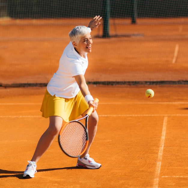 Belle femme mûre au court de tennis