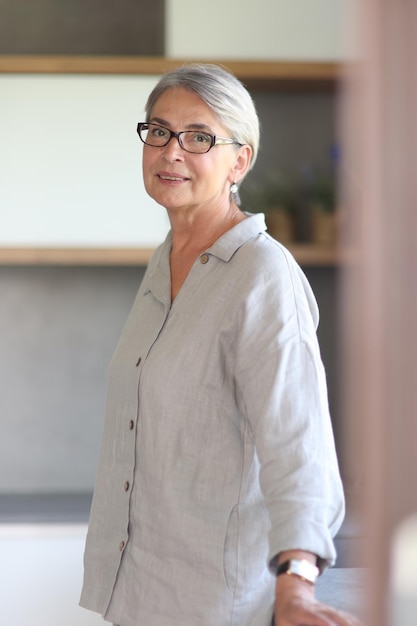 Belle femme mûre souriant gros plan au bureau