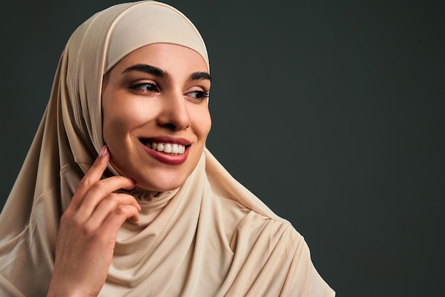 belle femme musulmane avec un maquillage naturel portant le hijab beige beauté soins de la peau etc style espace de copie