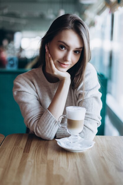 Belle femme naturelle dans un café