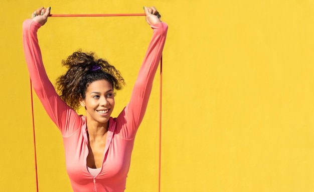 Photo belle femme noire afro formation fitness