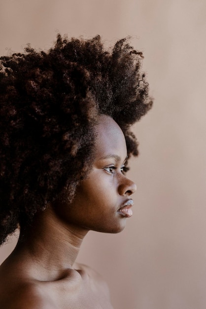 Belle femme noire aux cheveux afro