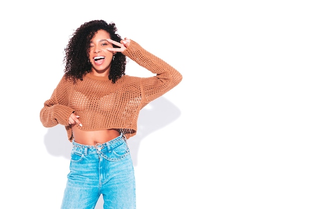 Belle femme noire avec la coiffure de boucles afro