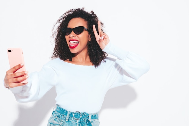 Belle femme noire avec la coiffure de boucles afro