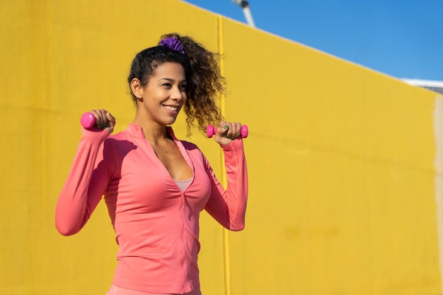 Belle femme noire formation fitness avec poids