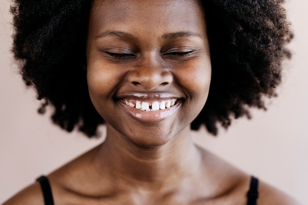 Belle femme noire nue aux cheveux afro