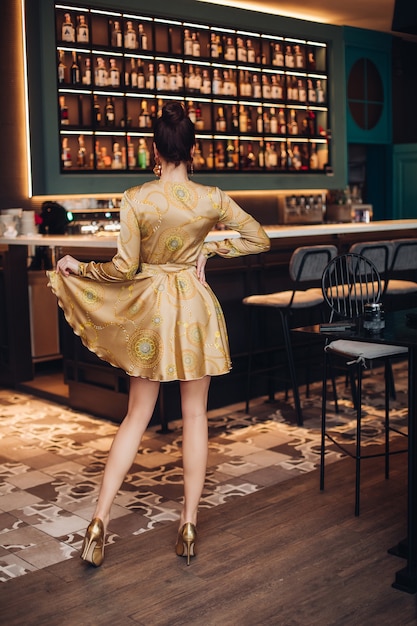 Belle femme avec une nouvelle coupe de cheveux dans le café revient à la caméra