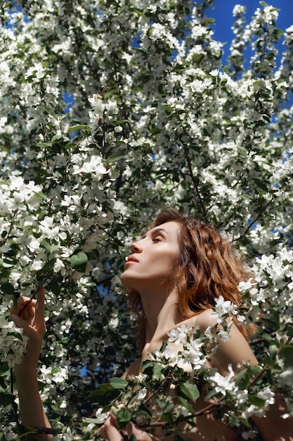 Belle femme nue en branches et feuillage