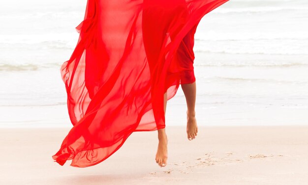 Belle Femme Nue En Tissu Rouge Posant Sur La Plage De La Mer En Jour De Brouillard