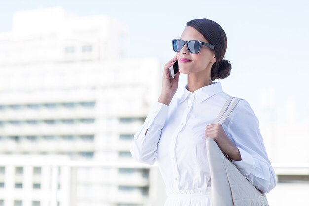 Belle femme oh le téléphone à la recherche