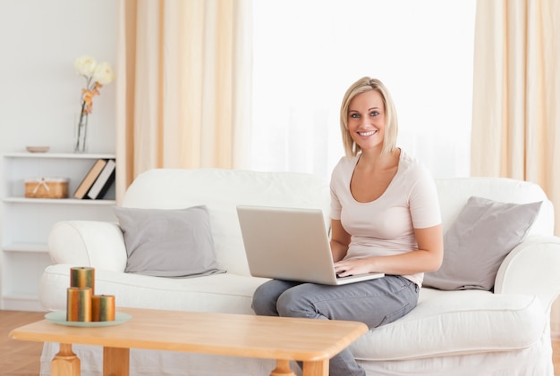 Belle femme avec un ordinateur portable