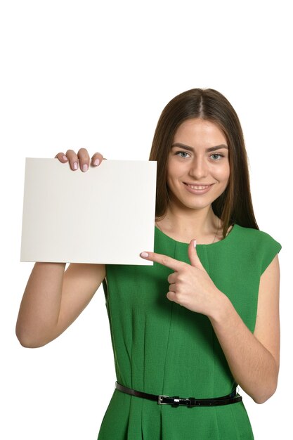 Belle femme et panneau blanc ou fond pour slogan ou texte, isolé sur fond blanc