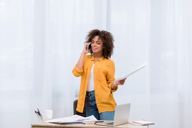 Belle Femme Avec Des Papiers D'affaires Parlant Par Téléphone