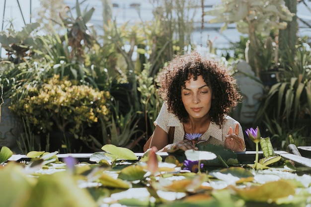 Photo belle femme par un étang de lotus