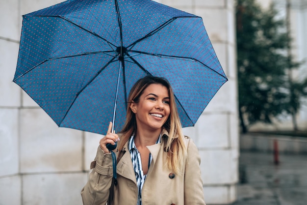 Belle femme avec parapluie un jour de pluie