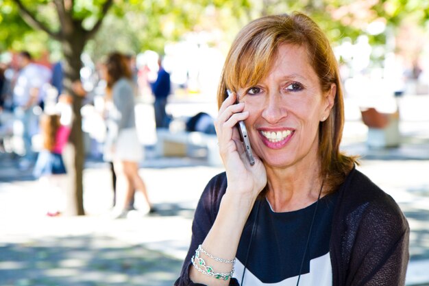 belle femme parlant au téléphone cellulaire