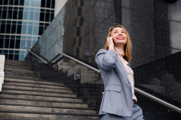 Belle Femme Parlant Au Téléphone Marchant Dans La Rue