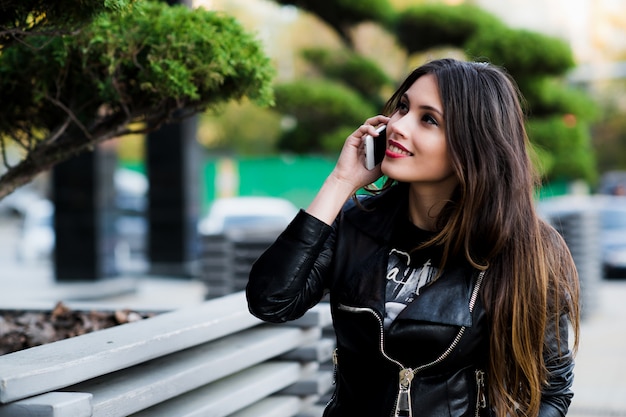 Belle femme parlant au téléphone